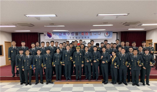 세종대 ROTC 학생들이 하계 전투지휘자훈련 출정식에서 기념촬영을 하고 있다.  세종대 제공